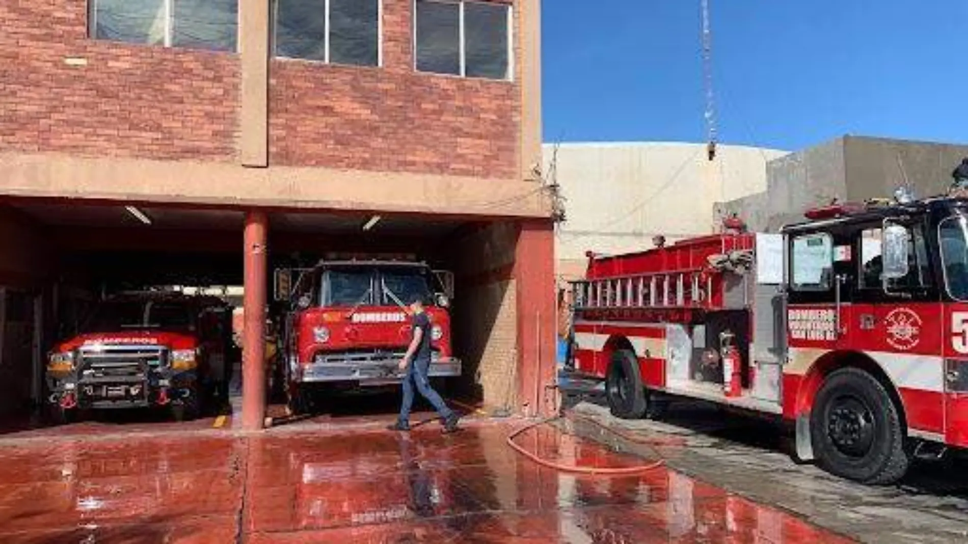 La Organización One World Medics entregó material de curación y otros para atender emergencias, a Bomberos Voluntarios